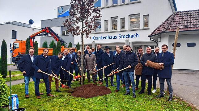 Vor dem Krankenhaus in Stockach wurde zu Ehren des ehemaligen Bürgermeisters Rainer Stolz (auf dem Foto mit Hut zu sehen) eine Eiche ...