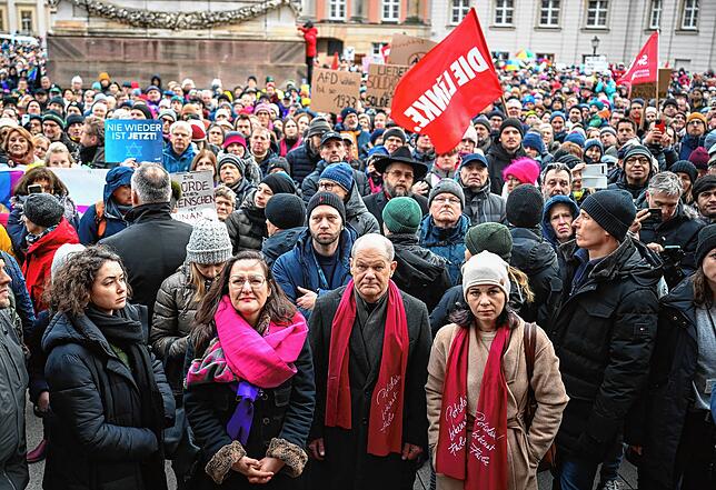 Manja Schüle (SPD, l-r), Ministerin für Wissenschaft, Bundeskanzler Olaf Scholz (SPD), Mike Schubert (SPD), Oberbürgermeister von ...