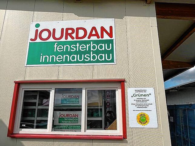 Das Schild vor dem Fensterbauladen von Markus Jourdan in Althengstett.