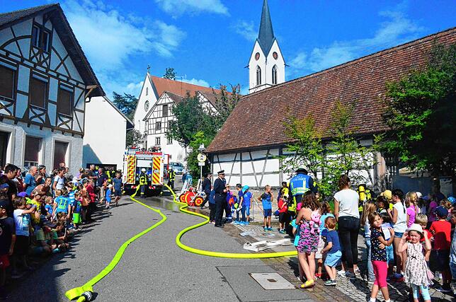 Die letzte große Hauptübung fand beim Klemenzenfest mitten im Ortskern statt. Kirche und Herrentorkel sind bei jedem Fest zentrale ...