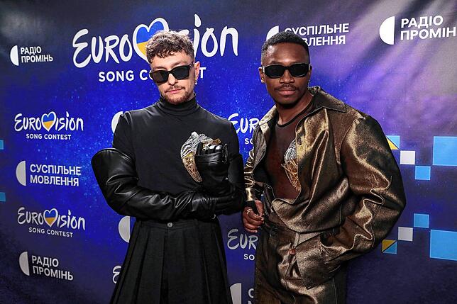 Sänger Jeffery Kenny (r) und Andrij Guzuljak von der Band TVORCHI posieren für ein Foto während einer Pressekonferenz. Wegen des ...