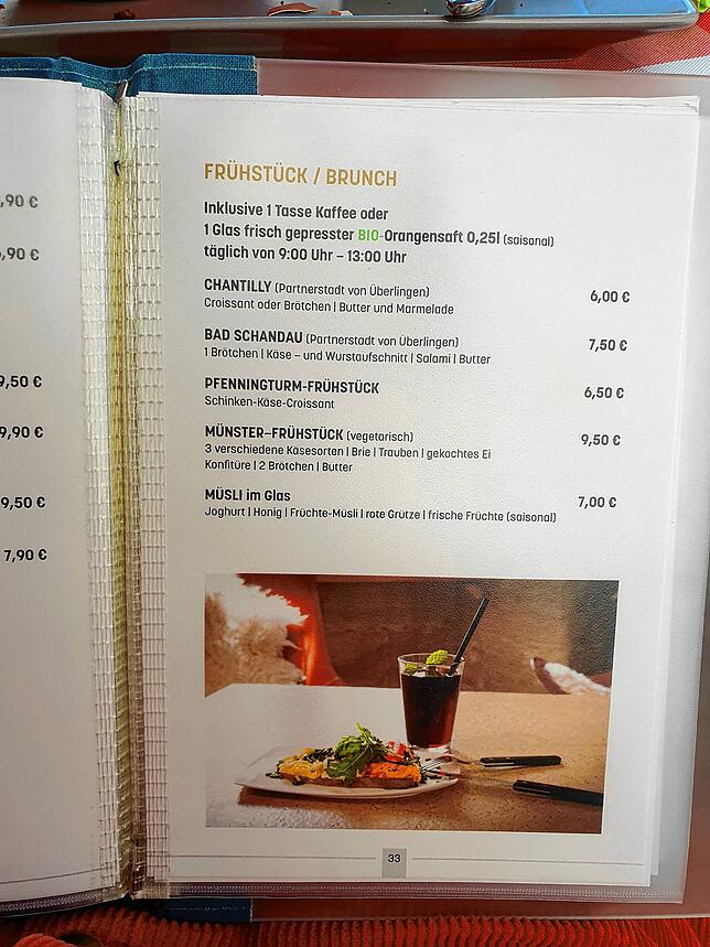 Auf der Frühstückskarte im Rathauscafé stehen unter anderem Brötchen, Müsli und Croissants &ndash; jeweils mit verschiedenen Belägen.