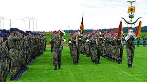 Unter Leitung von Hauptmann Wolfgang Dietrich (vorn links) umrahmt das Heeresmusikkorps aus Veitshöchheim das feierliche Gelöbnis des ...