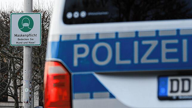 Bild : Unbekannter fährt nach Parkunfall davon &ndash; es könnte laut Polizei ein Transporter-Fahrer gewesen sein