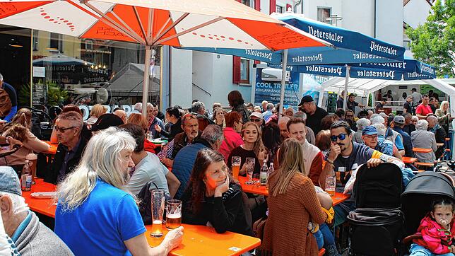 An mehreren Plätzen erklang den ganzen Tag Musik. Auch der Kinder- und Erwachsenenflohmarkt war gut besucht und hielt viele Schnäppchen ...