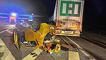 Dieser Mitsubishi prallte nach einem Zusammenstoß mit einem anderen Wagen auf einen parkenden Lkw am Eingang zum Parkplatz Klauseneck ...