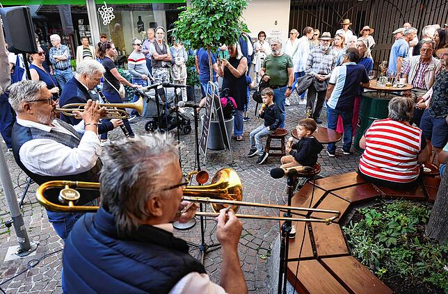 Dixie- und Jazzsound in der Höllstraße beim verkaufoffener Sonntag &bdquo;Musik uff de Gass&ldquo;.