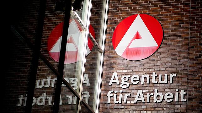 Integration in Arbeit: Bürgergeld-Bezieher erarbeiten mit ihrem Ansprechpartner im Jobcenter einen Kooperationsplan.