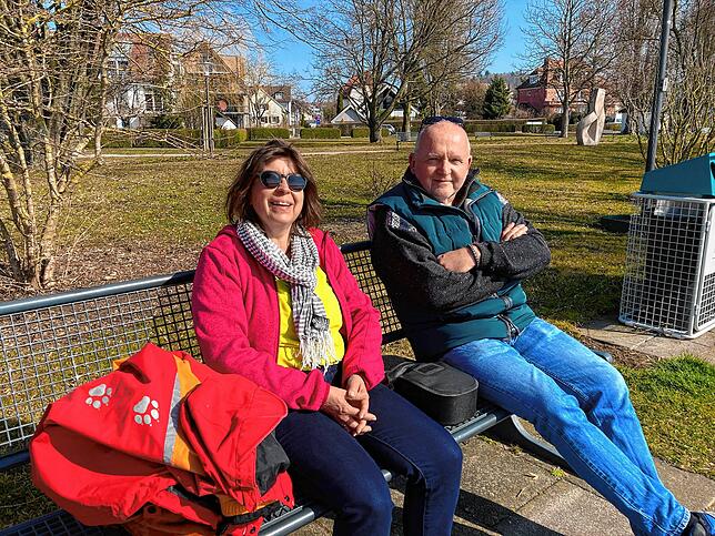 Entspannt sitzen Evelyn und Peter Jäck auf der Bank in der Sonne. Sie wohnen in Konstanz und machen manchmal Radausflüge. &bdquo;Hin und ...