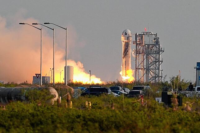 Die &ldquo;New-Shepard&bdquo;-Rakete von Amazon-Gründer Jeff Bezos&lsquo; Firma Blue Origin startet vom US-Bundesstaat Texas aus ihren ...