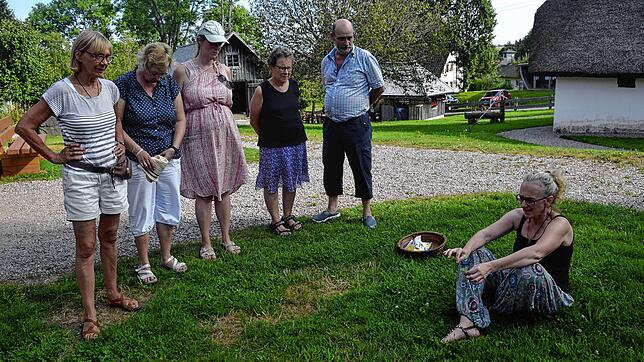Viel gibt es im Garten des Klausenhofs zu entdecken. Birgit Tomczak (rechts) hat den Blick für Wildkräuter. Bild: Christiane Sahli