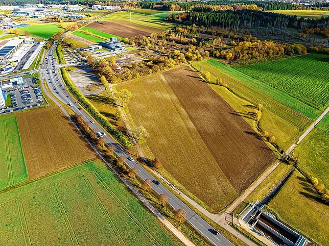 Auf diesen Feldern rechts des Nordrings ist der Bau eines zentralen Hallenbades vom Gemeinderat vorgesehen. Das Luftbild aus dem ...