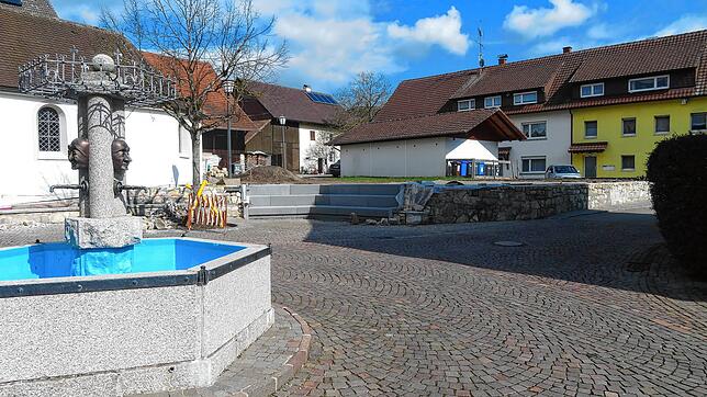 Der Blick über den Dorfbrunnen in Reckingen auf den neu erstellten fast fertigen Platz. Die Einweihung des Platzes ist Anfang Juni ...