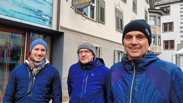 Der Pressebeauftragte Alexander Hackel (von links), Dirigent Kuno Rausch und der Vorsitzende Thomas Späth von der Stadtkapelle ...