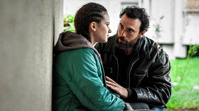 Bayern, München: Sofia Modica (Emma Preisendanz) kann noch immer nicht verstehen, was passiert ist – ihr Vater Luca (Beniamino ...