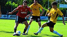 Der FC Überlingen (Joshua Keller, links) und der FC Gutmadingen (Clemens Vöckt, Mitte und Justin Reiser, rechts) lieferten sich ein ...