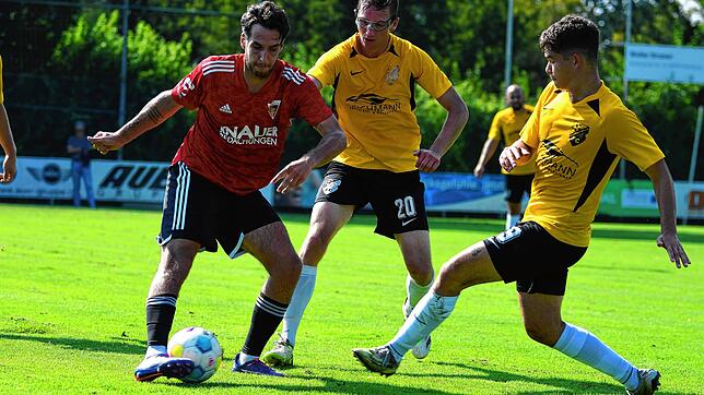 Der FC Überlingen (Joshua Keller, links) und der FC Gutmadingen (Clemens Vöckt, Mitte und Justin Reiser, rechts) lieferten sich ein ...