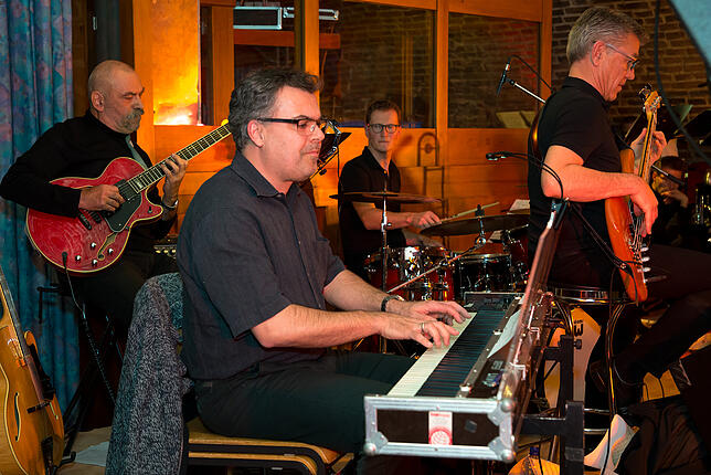 Gitarrist Werner Lautenbach, Keyboarder Markus Springfeld, Schlagzeuger Harald Weishaupt und Bassist Hartmut Heinzelmann, der Kopf der ...
