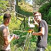 Die beiden auszubildenden Vermessungstechniker Patrick Rexhepi (links) und Philipp Schmid hatten die Aufgabe, die Burg-Außenmauern ...