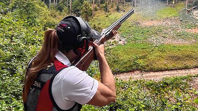 Die Sportschützen am Dornsberg schießen mit Schrotflinten auf sogenannte Wurfscheiben. Für Lena Weigele, hier im Bild, ist das ein Hobby ...