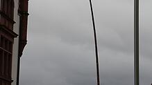 Der Narrenbaum wogte bei dem stürmischen Wind hin und her.