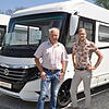 Neben Autos, Motorrädern und Sportwagen gehöen jetzt auch Campingmobile zum Angebot: Geschäftsführer Karl-Heinz Auer (links) und ...
