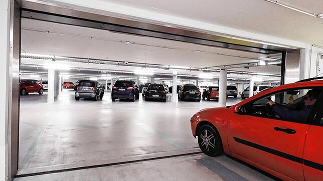 Der Parksuchverkehr in der Innenstadt nimmt zu. Seit August 2019 können Autofahrer in der Tiefgarage am Herz-Jesu-Platz parken. Schon ...