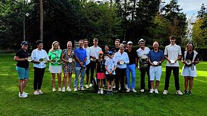 Alle Gewinner des Wochenendes, Groß und Klein, freuen sich über ihre Siege und Preise. Foto: Andreas Blessing/Golfclub