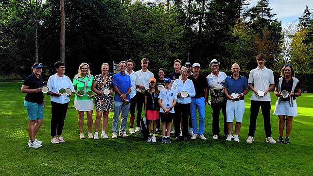 Alle Gewinner des Wochenendes, Groß und Klein, freuen sich über ihre Siege und Preise. Foto: Andreas Blessing/Golfclub