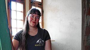 Mariele Stiehl (21) in einer Fensternische von Schloss Blumenfeld.