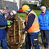 Bei der Montage der Plattform auf den Mast sind dabei (von links): Dean Velko, Goran Bactaschzc (hinten), Mirel Hodcicz und der ...