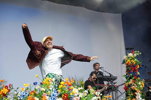 Casper hat viele Blumen mitgebracht &ndash; und ist ständig in Bewegung.