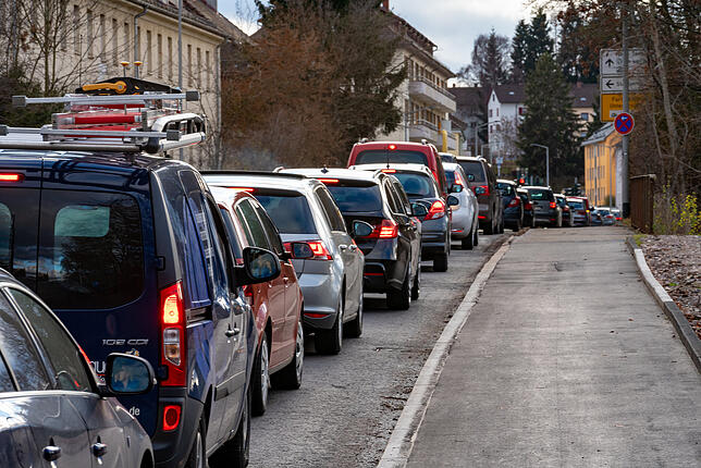 Staus in der Richthofenstraße sind seit Tagen zu den Stoßzeiten die Folge der Brückensperrung in der Peterzellerstraße.