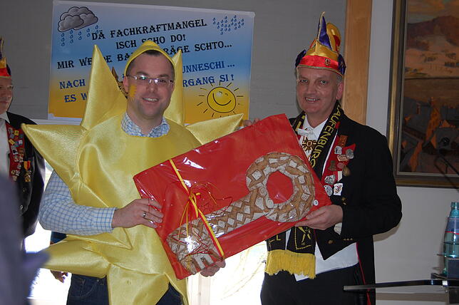 Den Schlüssel musste Ulrich Krieger (links) allen Bemühungen zum Trotz an Elfer-Präsident Ralf Malnati übergeben.