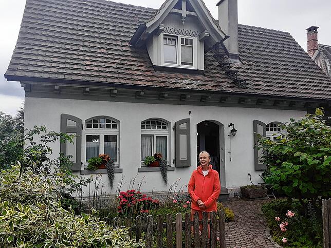 Das „Milchhäusle“ nach der Sanierung mit seiner heutigen Bewohnerin Martina Buchholz.