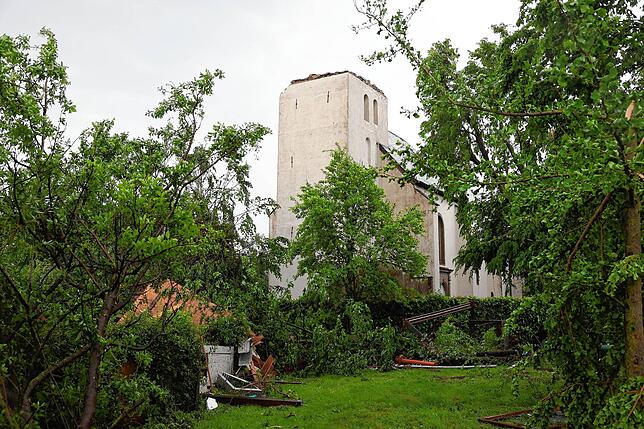 Die Kirchenspitze der katholischen Kirche St. Clemens in Hellinghausen bei Lippstadt wurde komplett zerstört und liegt jetzt vor der Kirche.