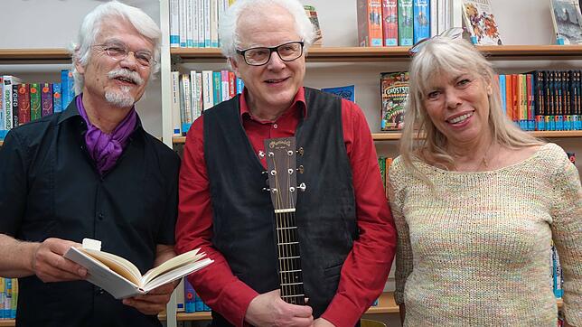 Autor Markus Manfred Jung (links), sein Liedermacher-Freund Uli Führe und Initiatorin Petra Gabriel bei der Verabschiedung des ...