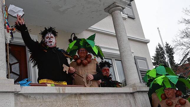 Mittags wurde dann in Hepbach der Narrenbaum abgeholt, den der Vermessungstrupp dann auf dem Leimbacher Festplatz aufstellte.