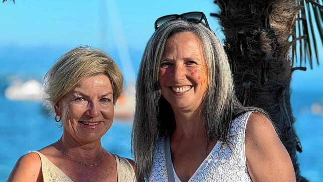 Monika Brumm aus Friedrichshafen (links) und Annette Störzer aus Tettnang sind begeisterte Fans von Alvaro Soler und zum ersten Mal bei ...
