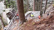 Einsatzkräfte bereiten die Sprengung eines großen Felsbrockens im Höllental vor. Der Klotz wiegt bis zu 60 Tonnen.