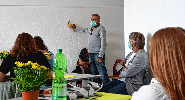 Eine an die Wand geklebte Banane wurde für 120 000 Dollar verkauft, erzählt Dozent Davor Ljubcic.