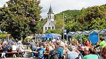Die Bierbänke sind gut besetzt: Bei Sonnenschein versammeln sich zum Stahringer Dorffest alle Altersklassen.