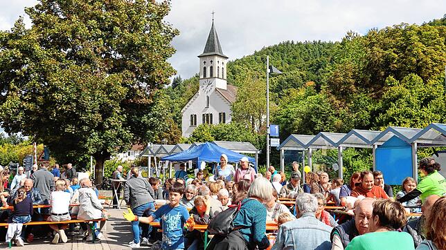 Die Bierbänke sind gut besetzt: Bei Sonnenschein versammeln sich zum Stahringer Dorffest alle Altersklassen.