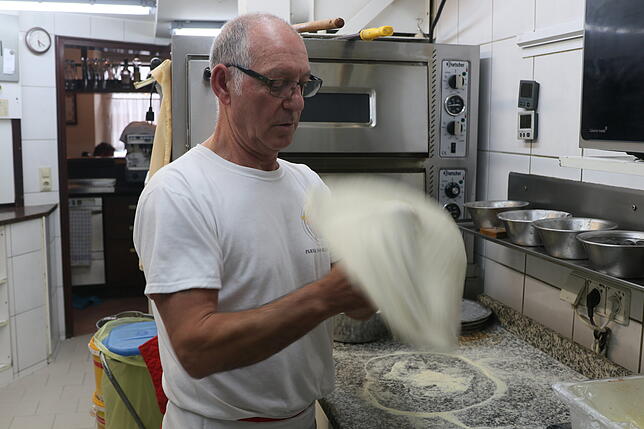 Pizza durch die Luft wirbeln ist häufig nur Show, sagt der Pizzaiolo.