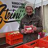 Jörg-Matthias Steinhart zeigt auf dem Markdorfer Wochenmarkt seine neueste Maultaschen-Variante mit Rote-Bete-Füllung.