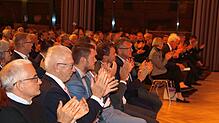 Mit lang anhaltendem Beifall honorierten die Besucher die Rede von Ministerpräsident Winfried Kretschmann in der Donau-Lauchert-Halle in ...