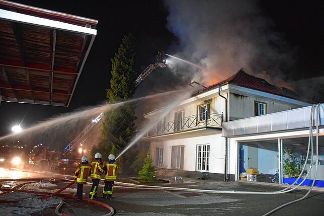 Bild 5: Dachstuhl-Großbrand: 90 Feuerwehrleute waren bis 8 Uhr morgens in Mahlspüren im Tal im Einsatz
