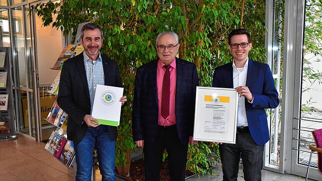Hauptamtsleiter Roland Schmeh (links) bekam von Kurt Lacher die umfangreichen Prüfergebnisse in digitaler Form überreicht. Für ...