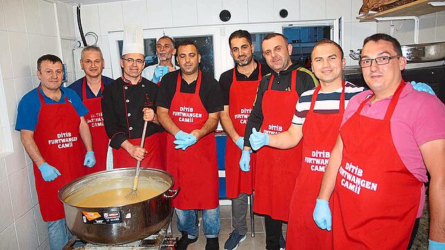 Der renommierte Koch Ender Özcelik &ndash; hier mit seinen Helfern &ndash; ist aus der Türkei für den Fastenmonat nach Furtwangen ...