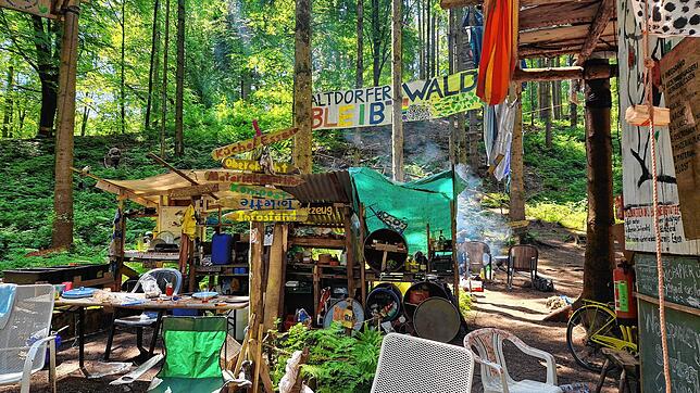 Im Altdorfer Wald leben im Schnitt zehn bis 15 Aktivistinnen und Aktivisten. Wenn es Workshops oder Veranstaltungen gibt, kommen mehr.